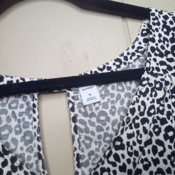 Old Navy Blouse XL Sleeveless V-Neck Flowing Animal Print Black White - Picture 6 of 15